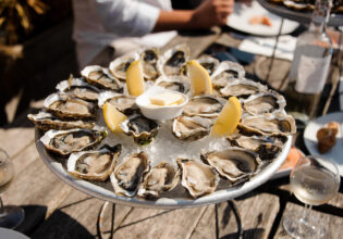 eating oysters at Bassin d’Arcachon on a bordeaux river cruise