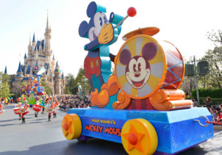 Take time out from the rides to watch the flawlessly choreographed parade.