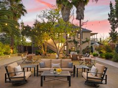 a beautifully landscaped courtyard at Bungalows 313