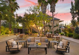 a beautifully landscaped courtyard at Bungalows 313