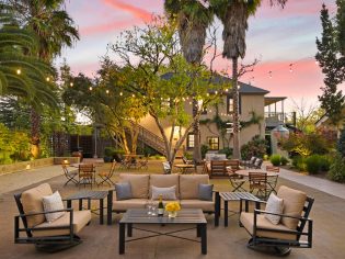 a beautifully landscaped courtyard at Bungalows 313