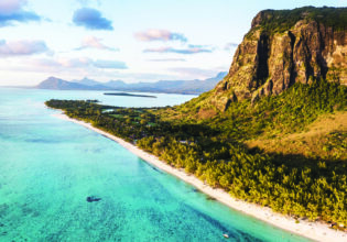 beautiful scenery in Le Morne Beach