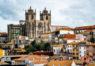 a picturesque view of Porto Cathedral