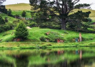 Hobbiton movie set New Zealand