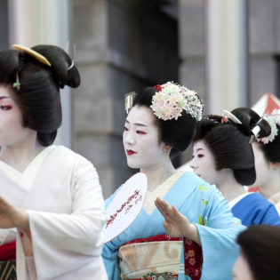 How to experience Geisha culture in Japan