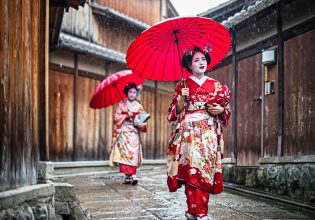 Maikos walking in Kyoto