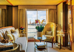 A lavishly decorated living room S.S. La Venezia