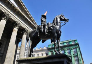 Duke of Wellington statue sporting a traffic cone.