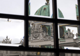 he Imperial Palace seen from the windows of modernist Looshaus highlights Vienna’s architectural contrasts.